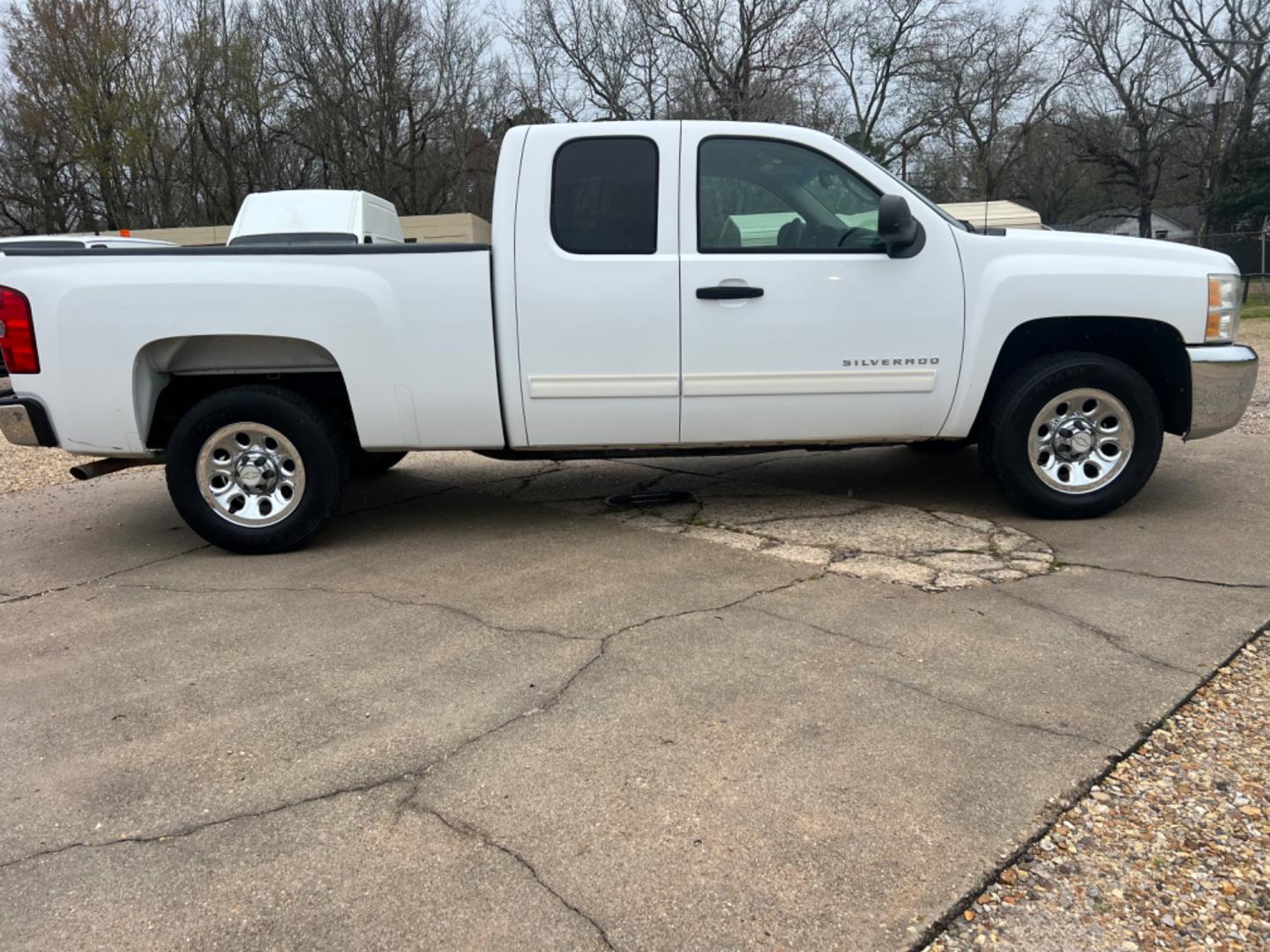 2012 White /Black Chevrolet Silverado 1500 LT (1GCRCSEAXCZ) with an 4.8 V8 engine, Automatic transmission, located at 4520 Airline Hwy, Baton Rouge, LA, 70805, (225) 357-1497, 30.509325, -91.145432 - 2012 Chevy Silverado Ext Cab LT 4.8 V8 Gas, 166K Miles, Power Windows, Locks & Mirrors, Spray In Bedliner, Tow Pkg. NO IN HOUSE FINANCING. FOR INFO PLEASE CONTACT JEFF AT 225 357-1497 CHECK OUT OUR A+ RATING WITH THE BETTER BUSINESS BUREAU WE HAVE BEEN A FAMILY OWNED AND OPERATED BUSINESS AT THE SAM - Photo#4